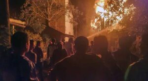Tujuh Rumah semi permanen di Kuala Tungkal di lahap sijago merah