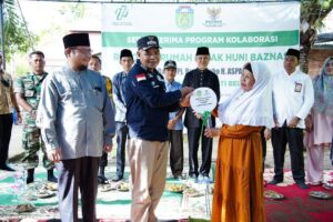 PJ Bupati Tebo H Aspan ST serahkan Bantuan Beda rumah Di Desa Jati Belarik