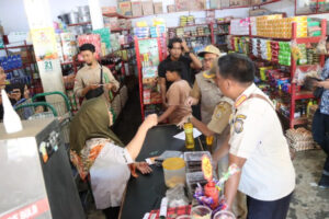Razia Gabungan Satpol PP dan Polres Tanjab Timur Amankan Obat-Obatan Kadaluwarsa dan Ikan Berformalin