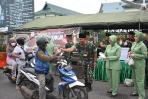 Keluarga Besar Korem 042/Gapu Berbagi Takjil Buka Puasa Untuk Masyarakat Pengguna Jalan