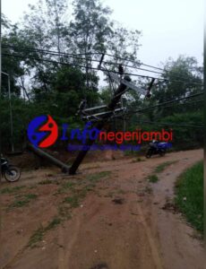 Kabupaten Tebo Diterjang Hujan Angin, Pohon dan Tiang Listrik Roboh