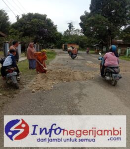 Nekat Emak-Emak Di Batang Bungo Tambal Jalan Yang  Rusak Dan Berlobang