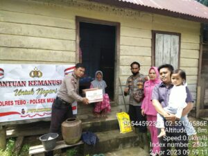 Kopolsek Muara Tabir dan Jajaran Kembali Memberikan Sembako kepada Masyakarat Muaro Tebir yang membutuhkan