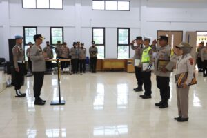 Kapolres Tanjab Timur Berikan Penghargaan Kepada Empat Personel Berprestasi