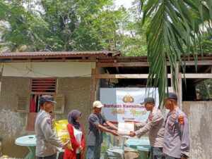 Berbagi di Bulan Ramadan, Polsek VII Koto Bagikan Paket Sembako