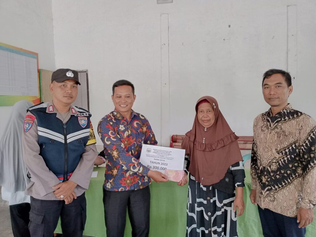 Bhabinkamtibmas Polsek Sungai Bahar Lakukan Pengamanan Penyaluran BLT DD