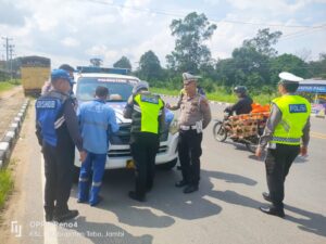 Sat Lantas Polres Tebo, Tilang Mobil Yang Parkir di Bahu Jalan Lintas Bungo Tebo