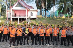 Peduli Lingkungan, Polres Tebo dan Warga Bersih-bersih  di Tanggo Rajo
