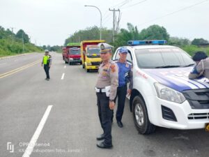 Antisipasi Kecelakaan, Satlantas Polres Tebo dan instansi terkait Razia Truk yang Parkir di bahu Jalan Lintas Bungo Tebo