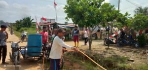 Sambut 17 Agustus, Warga Perum Tebo Makmur Gotong Royong Bersihkan Lingkungan Serta Memperindah Lingkungan