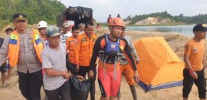 Pencarian Korban Tenggelam di Bekas Tambang dengan Manuver Rubber Boat Buat Ombak