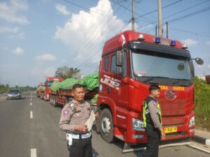 Satlantas Polres Tebo Tilang 3 Truk Tronton bermuatan 60 Ton di Jalan Lintas Bungo Tebo