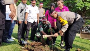 Kapolres Tebo AKBP I Wayan Arta Ariawan, S.H., S.I.K.,M.H, Tanam Seribu Pohon  Di Program Polri Lestarikan Negeri
