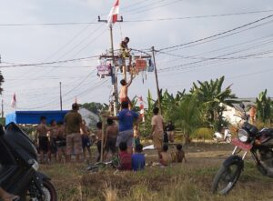 Serunya Panjat Pinang Anak – Anak di Perumahan Tebo Makmur Dalam Memperingati HUT Ke-78 Republik Indonesia