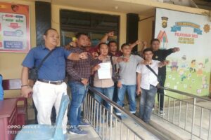 Didampingi Puluhan Wartawan dan LSM, Azroni Cs Polisikan Oknum Manajemen Pegasus
