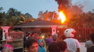 Akibat arus pendek satu unit Rumah Toko dan motor hangus terbakar