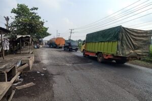 Masyarakat Mengeluh : Jalan Raya Nasional “Rusak”