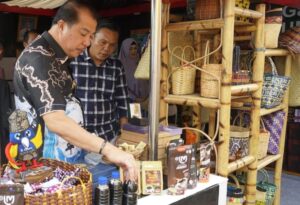 H Mukti Tinjau Stand Merangin di Pameran STQH XXVII