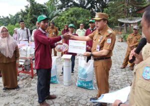 H Mukti Salurkan Bantuan Alsintan ke Kelompok Tani