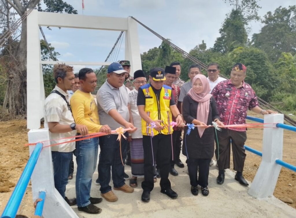 Pj. Bupati Aspan Resmikan Jembatan Sungai Belilas