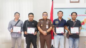 Kacabjari Tembesi Berikan Piagam Penghargaan kepada Empat Media online