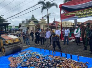 Di akhir Tahun 2023, Polres Merangin Musnahkan Ribuan Botol Miras