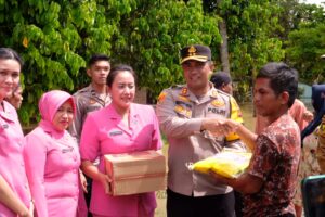 Polri Peduli : Polres Tebo Salurkan Bantuan kepada Korban Banjir di Desa Aur Cino dan Teluk Kayu Putih
