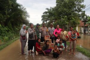 Polres Tebo Peduli : Kapolres dan Ketua Bhayangkari Cabang Tebo Salurkan Bantuan Sosial Untuk Korban Terdampak Banjir