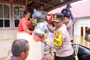 Kepedulian Kapolres Tebo: Evakuasi Ibu dan Balita Terdampak Banjir di Tebo Ilir