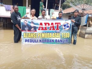 Aliansi pemuda asal tebo memberikan 150 paket sembako kepada masyarakat yang terdampak banjir di kabupaten tebo