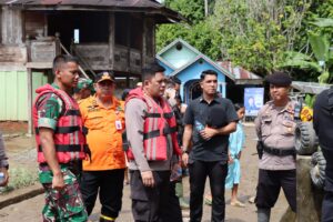 Tinjau Lokasi Banjir, Kapolres Merangin Dirikan Posko dan Bantu Evakuasi Warga
