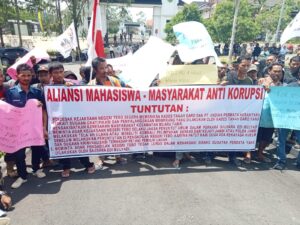 Aliansi Mahasiswa Dan Masyarakat Anti Korupsi Melakukan Aksi Demo Di Kejaksaan Negeri Tebo