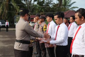 Kapolres Tebo Berikan Penghargaan kepada Personel Berprestasi dalam Mengungkap Kasus Pencurian dan Pembunuhan
