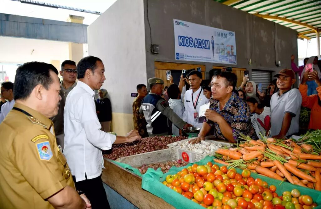 Jelang Idulfitri, Jokowi Pantau Stok dan Harga Bahan Pokok di Pasar Rakyat Merangin Jambi