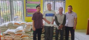 Pemdes Sungai Ulak Bagikan Bansos Beras 10 Kg Kepada Warga