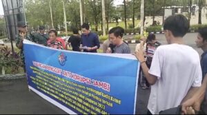 Pegiat Antikorupsi Jambi Menggelar Aksi Unjuk Rasa Di Depan Kantor Kejaksaan Negeri Tebo