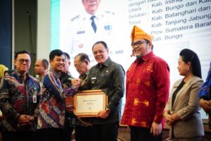 PJ Bupati Varial Terima Sertifikat Eleminasi Malari dari Wamenkes RI