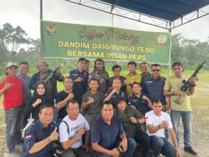 Usai Caffe Morning, Dandim 0416 Bute Ajak Jurnalis di Tebo Latihan Menembak