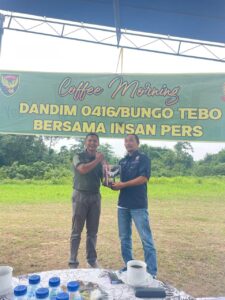 Dandim 0416/Bute Berikan Plakat Berbentuk Burung Garuda Putih Kepada PD IWO Tebo