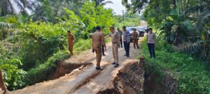 Tinjau Jalan Putus di Desa Rimbo Mulyo Kecamatan Rimbo Bujang, Ini Tanggapan Pj Bupati Tebo