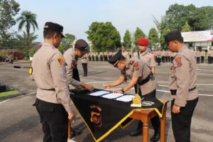 Kapolres Tebo Pimpin Upacara Sertijab dan Pelepasan Purna Bhakti Personil  Polres Tebo