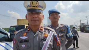 Satlantas Polres Tebo Tindak Kendaraan yang Parkir Sembarangan di Badan Jalan Lintas Tebo Bungo