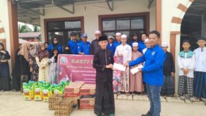 Berbagi Kebahagiaan Bersama Dhuafa, IWO Tanjab Barat Serahkan Santunan Bagi Anak Yatim Tahfizd Peringati HUT ke-12