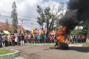 Masyarakat Dusun Padukun Demo Didepan Kantor Bupati Bungo, Terkait Dugaan Kades Korupsi 207 Juta