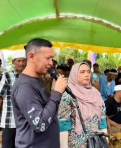 Calon Wakil Bupati Muslimin Tanja  Ikuti Lomba Kupas Kelapa