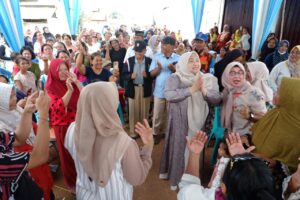 Silahturahmi di Mendalo Darat, MBZ Disambut Ratusan Emak-emak