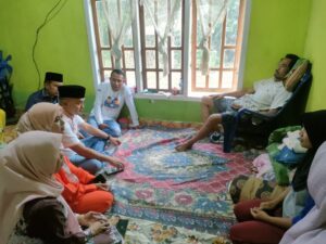 Peduli Antar Sesama, Paslon ARB-Nazar Jenguk Warga di Kecamatan Rimbo Ulu yang Sakit