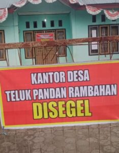 Heboh Warga Segel Kantor Desa Teluk Pandan Rambahan, Gara-Gara PAD Digelapkan