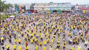 Agus-Nazar Bersama Ribuan Warga Senam Bersama HUT Partai Golkar ke 60