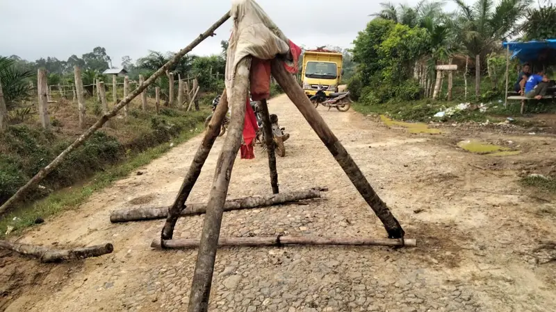 Warga Tanjung Sari Blokir Jalan Operasional PT Makin Grup